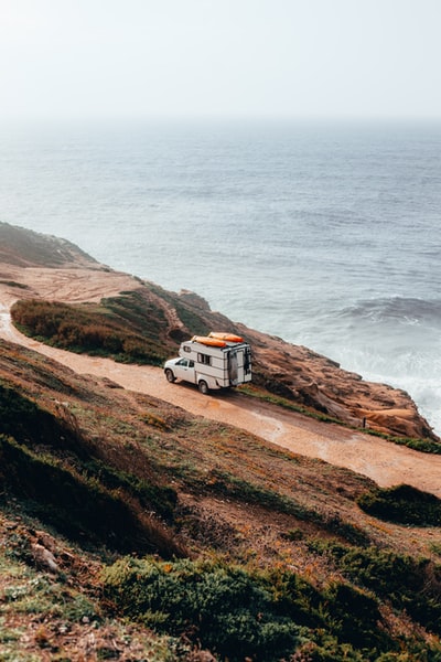 海上悬崖上的露营拖车